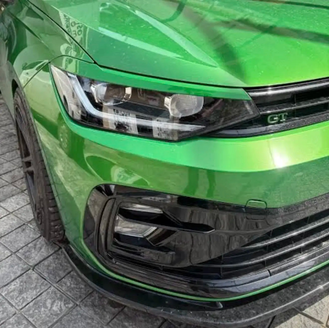 Virtus dedicated Fog lamp grill in glossy black